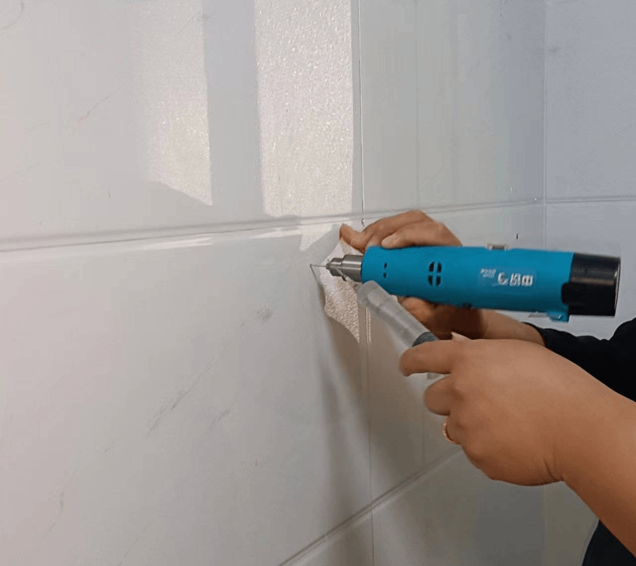 墙砖坏了一块怎么处理好呢图片(墙面砖坏了一块怎么能补进一块新的)