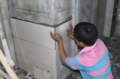 墙面砖脱落的补救办法是什么(墙面砖脱落的补救办法是什么呢)